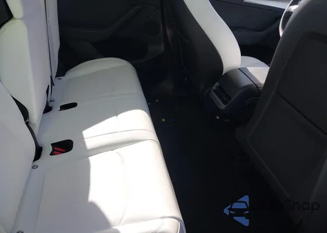 2024 Tesla Model Y Long Range Dual Motor All-Wheel Drive z USA, uszkodzony, nr VIN 7SAYGDEE5RF034978